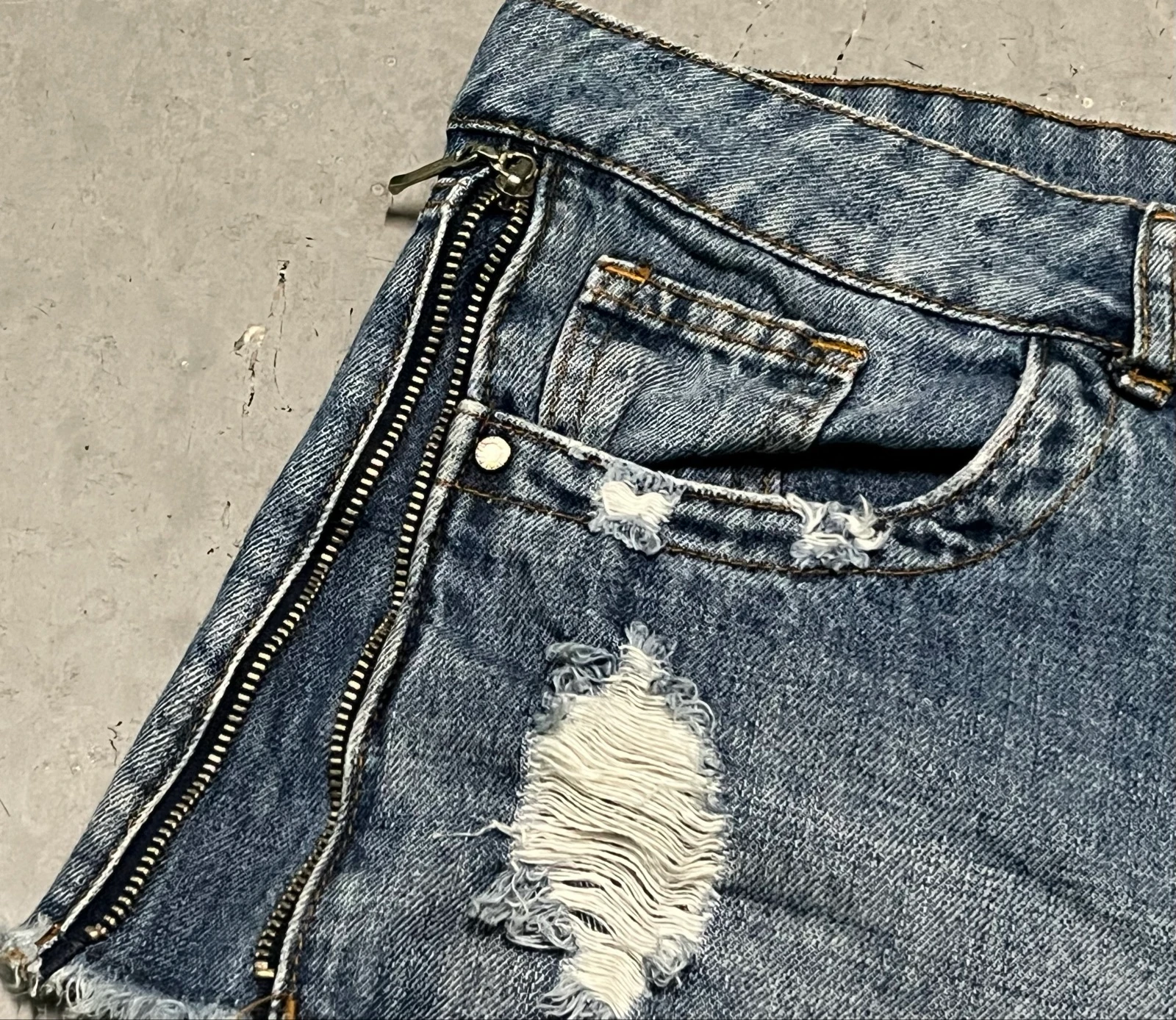 Shorts vaqueros cremalleras laterales  – photo 2